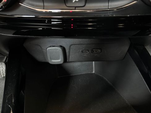 Used 2025 Chevrolet Trax LT FWD image 23