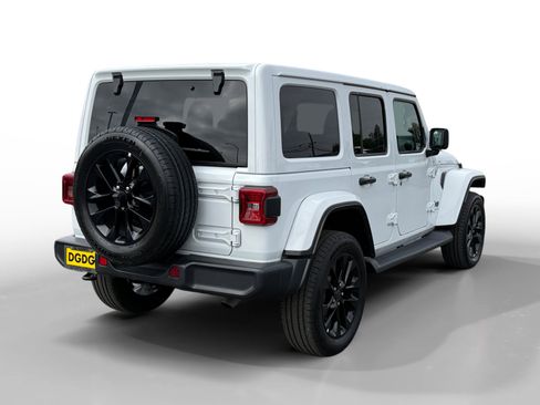 Used 2025 Jeep Wrangler Unlimited Sahara AWD/4WD image 5