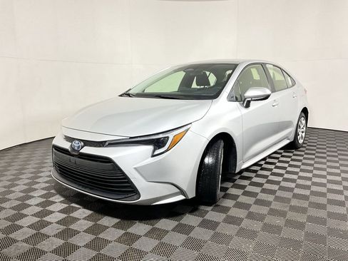 Used 2024 Toyota Corolla LE image 2