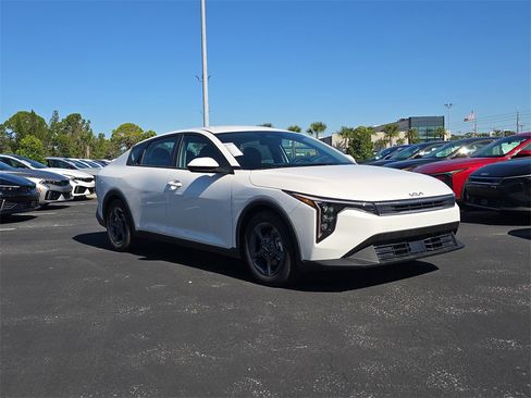 New 2025 Kia K4 LXS image 2
