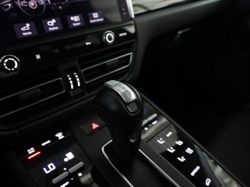 Used 2024 Porsche Macan AWD/4WD image 16