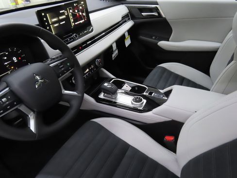 Used 2025 Mitsubishi Outlander SE FWD image 22