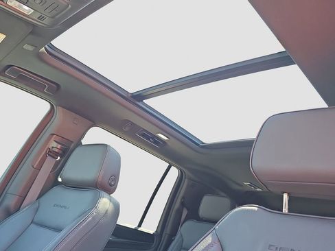 Used 2023 GMC Yukon XL Denali AWD/4WD image 8