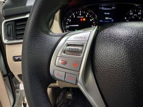 Used 2016 Nissan Rogue SV FWD image 38