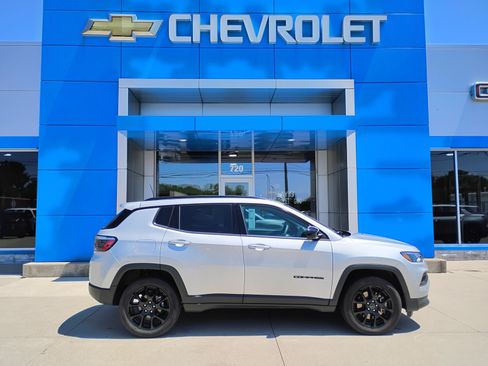 Used 2025 Jeep Compass Latitude w/ Convenience Group AWD/4WD image 5