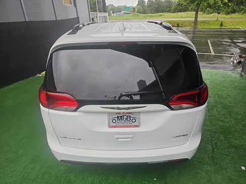 Used 2017 Chrysler Pacifica Limited FWD image 6