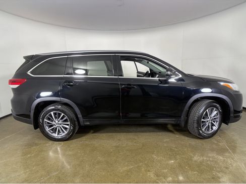 Used 2018 Toyota Highlander XLE image 24