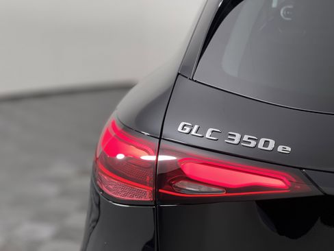 Used 2025 Mercedes-Benz GLC 350e 4MATIC image 12