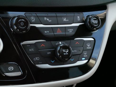 Used 2023 Chrysler Pacifica Touring-L image 23