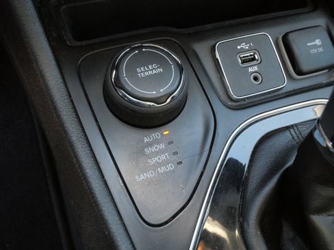 Used 2019 Jeep Cherokee Limited AWD/4WD image 30