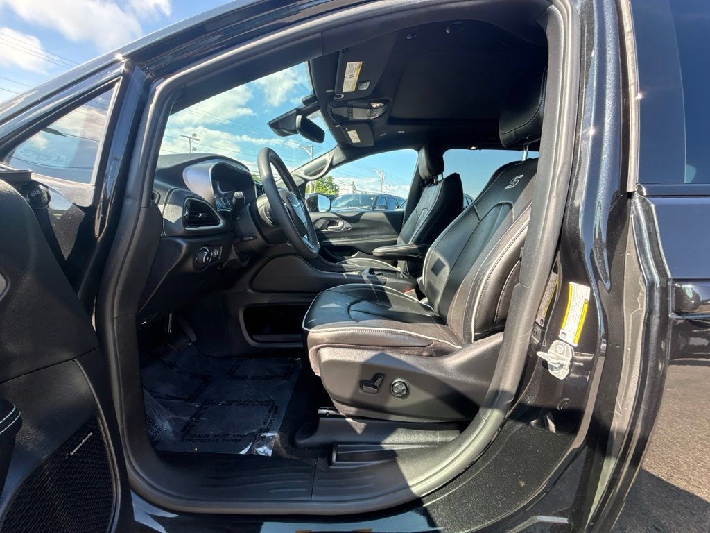 Certified 2022 Chrysler Pacifica Limited w/ S Appearance Package FWD image 10