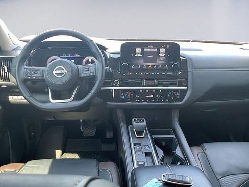 Used 2024 Nissan Pathfinder Platinum FWD image 9
