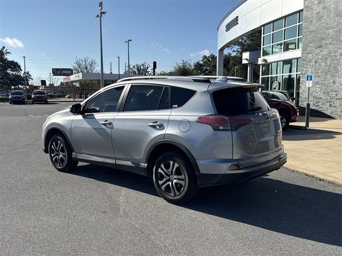 Used 2018 Toyota RAV4 LE image 6