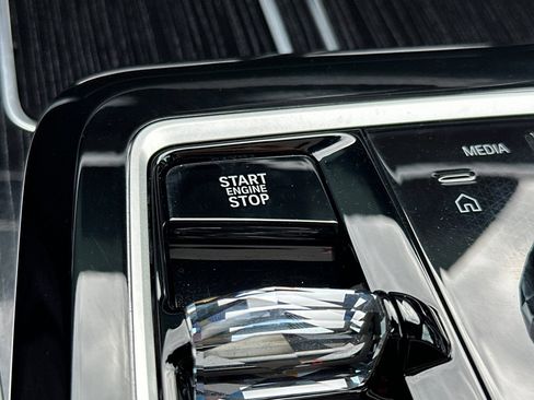 Used 2025 BMW 740i w/ Premium Package image 29