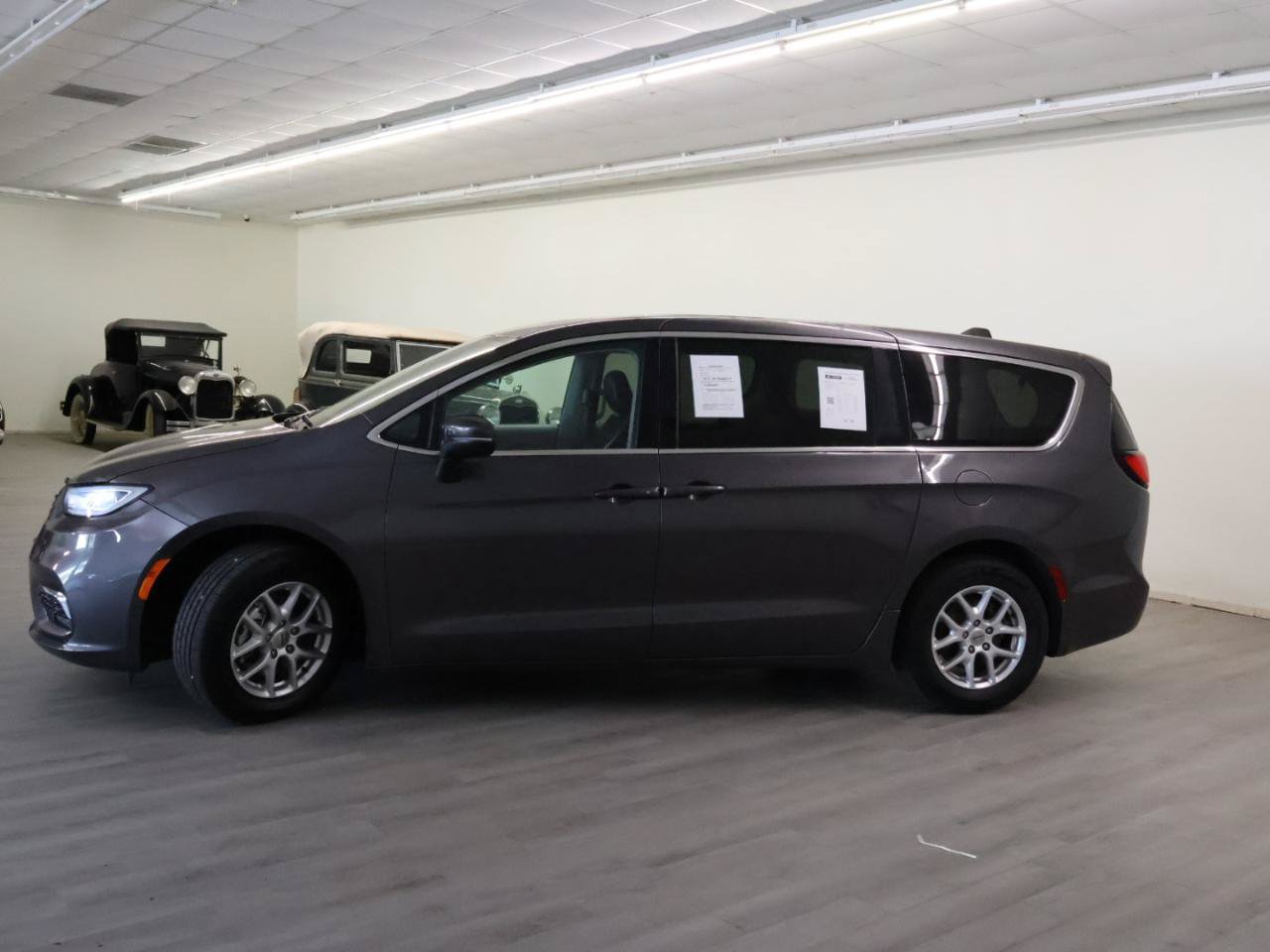 Used 2025 Chrysler Pacifica Select FWD image 23