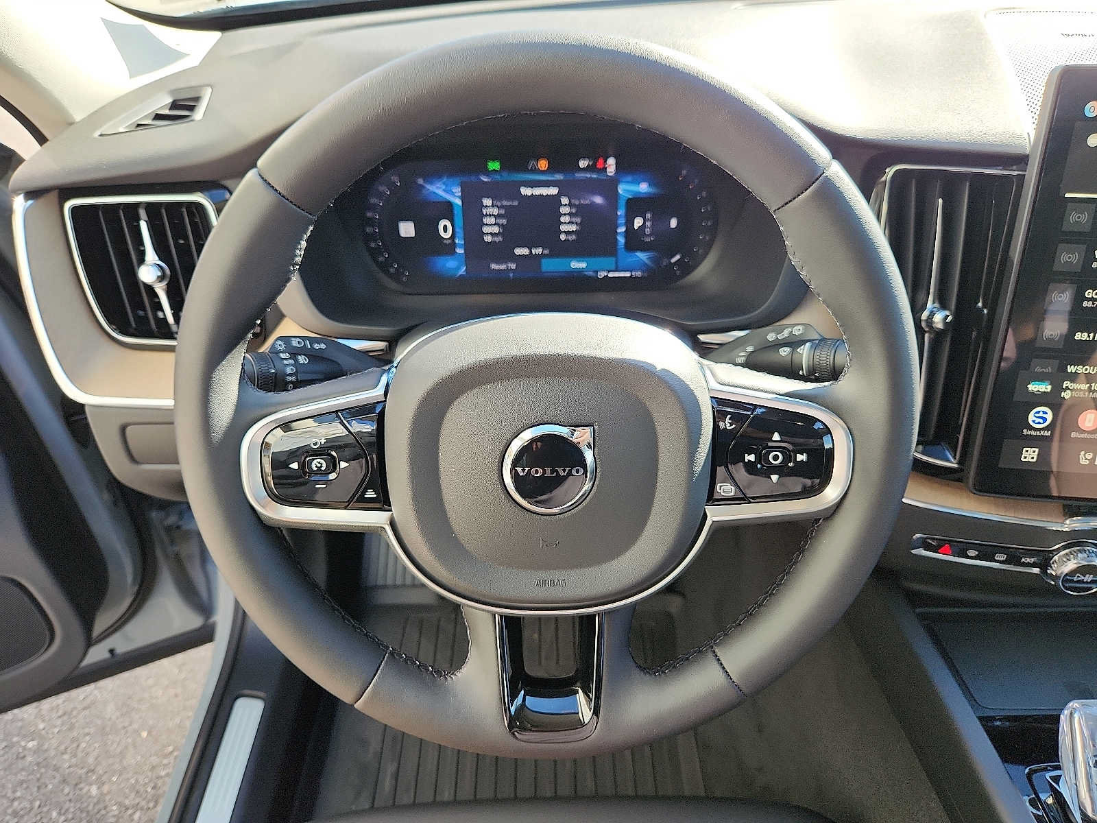 Used 2027 Volvo XC60 B5 Plus AWD/4WD image 19