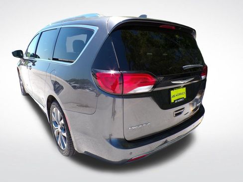 Used 2017 Chrysler Pacifica Limited FWD image 4