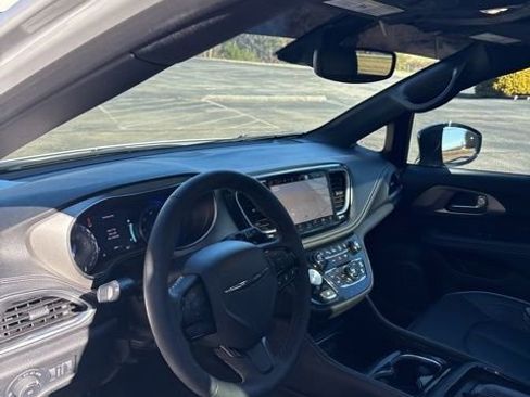 Used 2024 Chrysler Pacifica Limited w/ S Appearance Package image 13