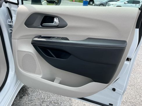 Used 2023 Chrysler Pacifica Touring-L FWD image 33