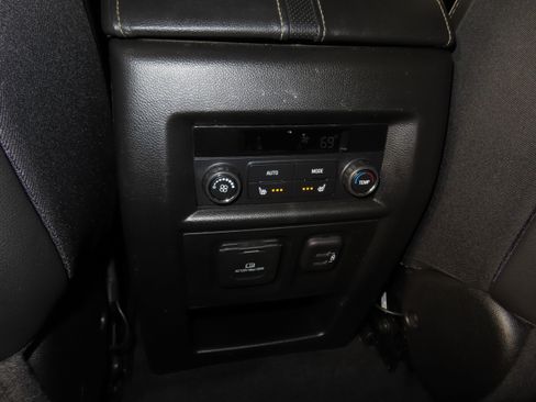 Used 2023 Chevrolet Traverse Premier AWD/4WD image 50