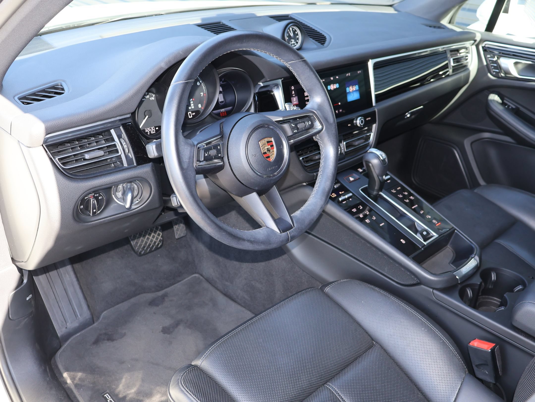 Used 2023 Porsche Macan AWD/4WD image 4