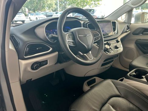 Used 2022 Chrysler Pacifica Touring-L FWD image 13