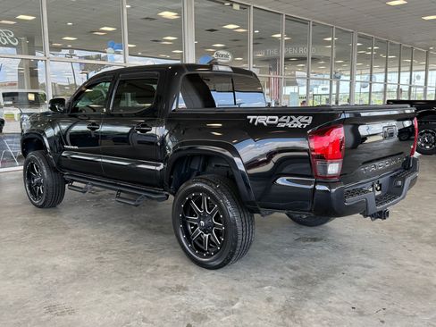 Used 2019 Toyota Tacoma TRD Sport AWD/4WD image 3