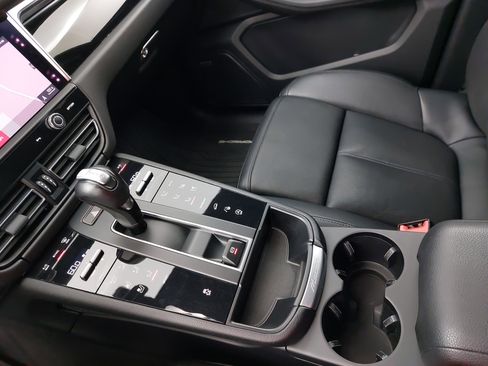 Used 2023 Porsche Macan image 26
