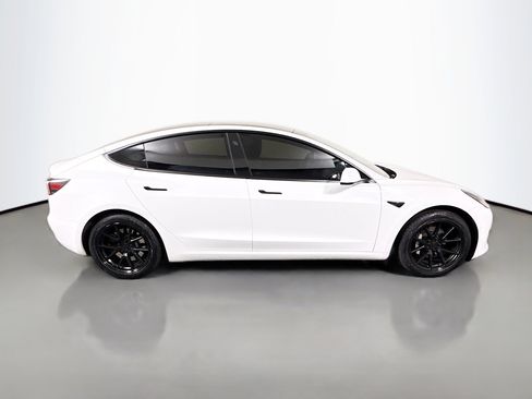 Used 2021 Tesla Model 3 Standard Range image 11