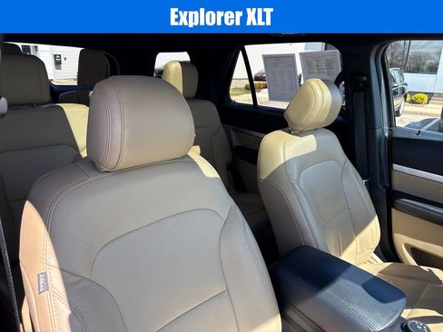 Used 2017 Ford Explorer XLT w/ Equipment Group 202A image 9