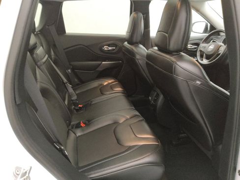 Used 2019 Jeep Cherokee Latitude Plus w/ Comfort/Convenience Group image 19