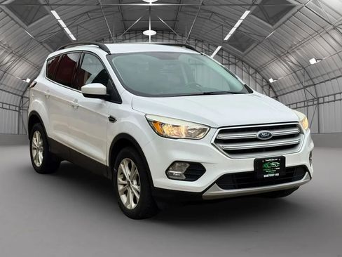 Used 2018 Ford Escape SE w/ SE Sync 3 Package AWD/4WD image 1