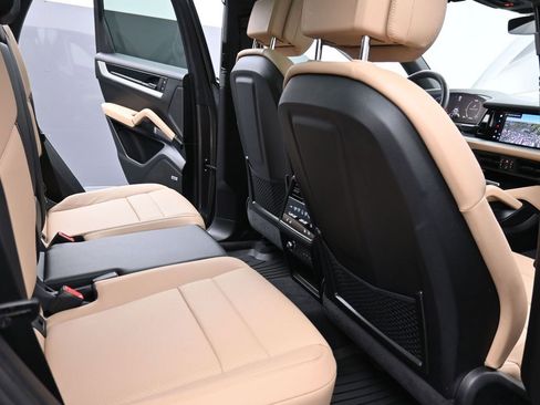 Used 2025 Porsche Cayenne image 18