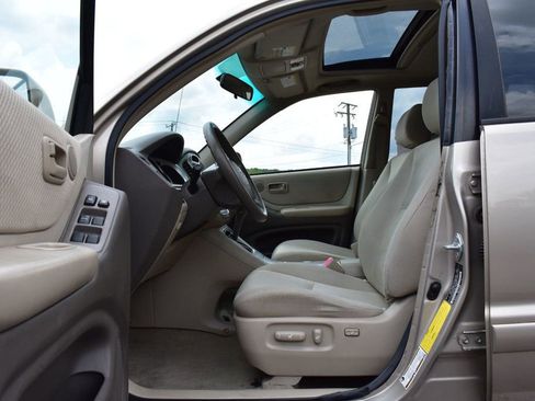 Used 2005 Toyota Highlander 4WD V6 w/ 3rd Row image 13