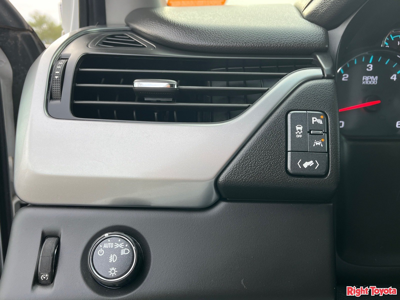 Used 2018 Chevrolet Suburban Premier RWD image 32
