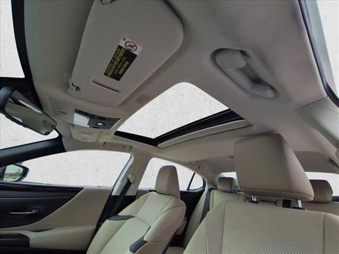 Used 2020 Lexus ES 300h w/ Premium Package FWD image 16