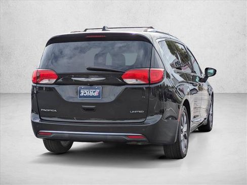 Used 2017 Chrysler Pacifica Limited FWD image 5
