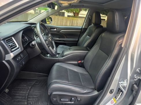 Used 2017 Toyota Highlander Limited AWD/4WD image 30