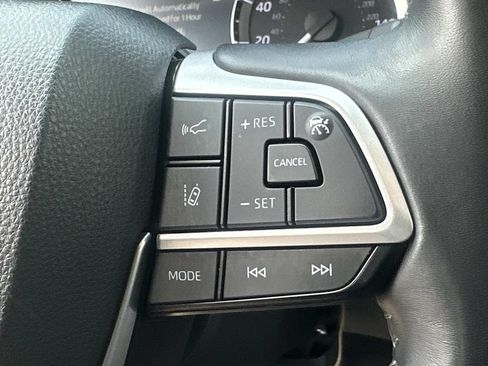 Used 2024 Toyota Highlander XLE AWD/4WD image 25