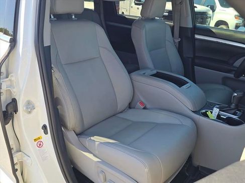 Used 2019 Toyota Highlander XLE FWD image 14