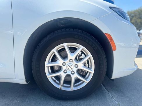 Used 2023 Chrysler Pacifica Touring-L image 20