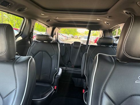 Used 2025 Chrysler Pacifica Limited FWD image 20