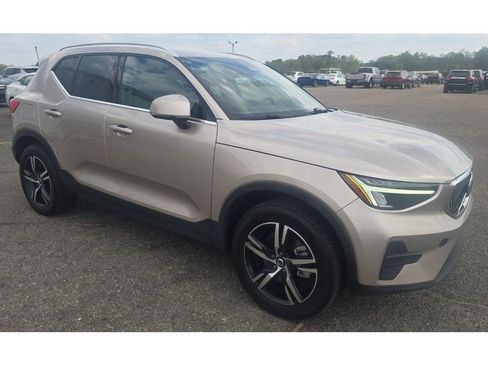 Used 2024 Volvo XC40 B5 Core AWD/4WD image 3