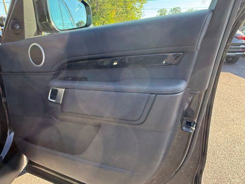 Used 2020 Land Rover Discovery SE image 28