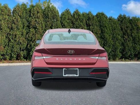 Certified 2024 Hyundai Elantra SE FWD image 5