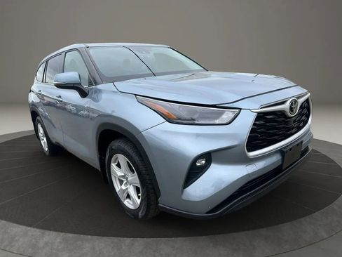 Used 2022 Toyota Highlander LE AWD/4WD image 3