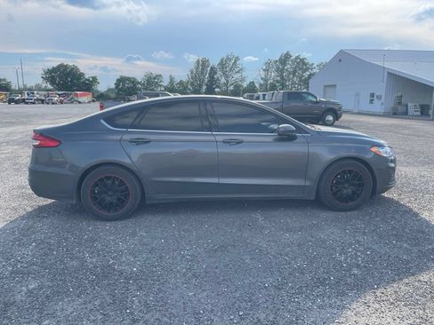Used 2020 Ford Fusion SE FWD image 2