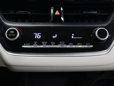 Used 2020 Toyota Corolla LE image 19