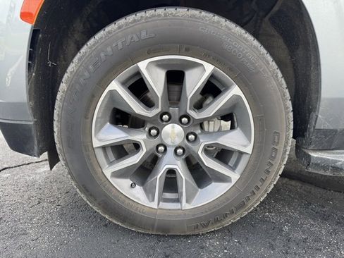 Used 2024 Chevrolet Suburban LT w/ LT Signature Plus Package image 9