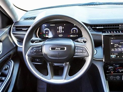 Used 2023 Jeep Grand Cherokee Laredo RWD image 19
